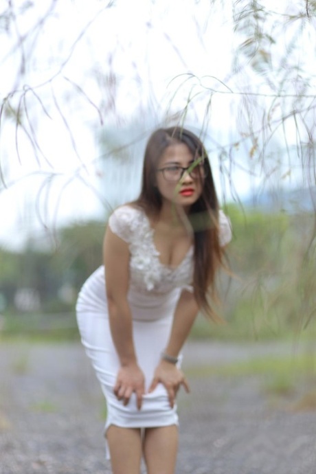 váy châu á khỏa thân img