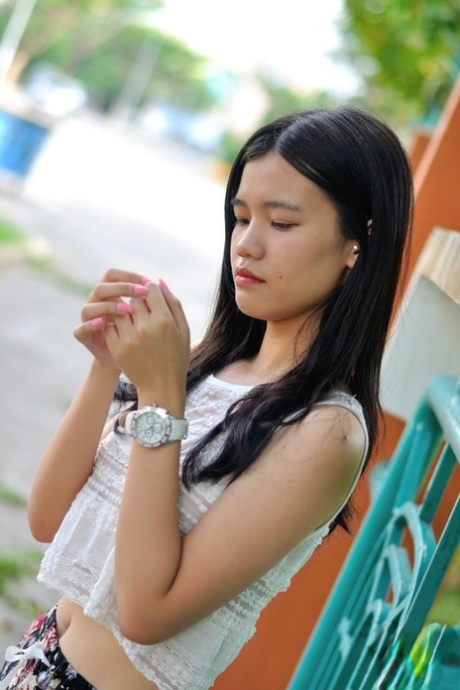 celana pendek asia telanjang gambar