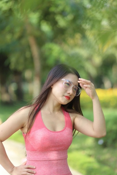 亚洲眼镜 裸體 圖片