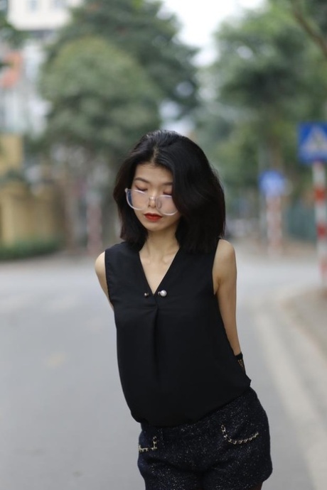 亚洲眼镜 免費色情 圖片