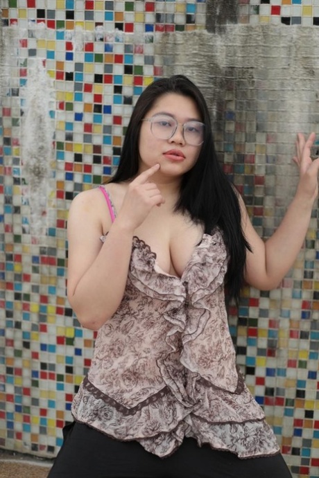 asiatique aux courbes généreuses érotique de haute qualité photos