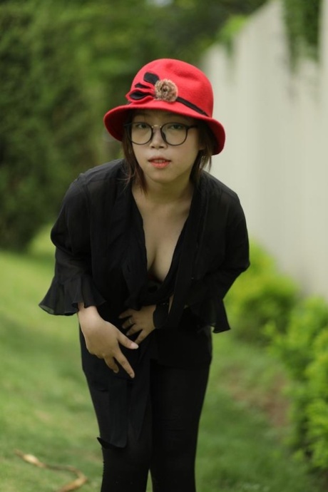 asiática al aire libre desnudos imágenes