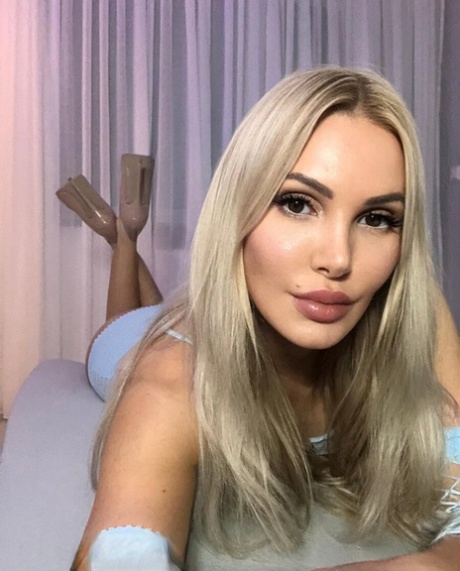 selfie rubia bastante sexy imagen