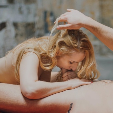 slordige blowjob naakte seks afbeelding