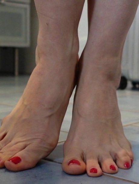 toes free nude images