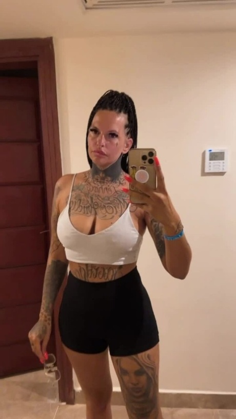 tetovirana milf seksi gola galerije