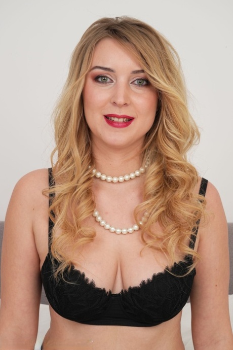 bujna plavuša lijepa gola fotografija