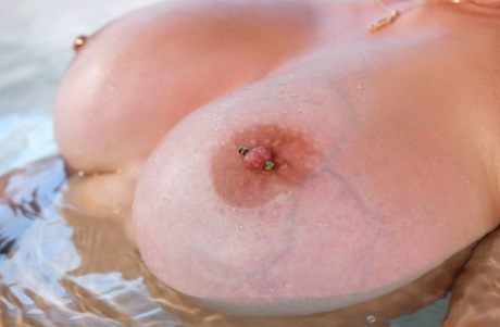 大きなピアスのおっぱい ホットセックス 写真