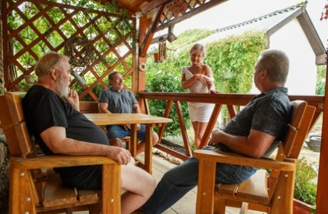 sesso di gruppo di nonne sopra nudo collezione