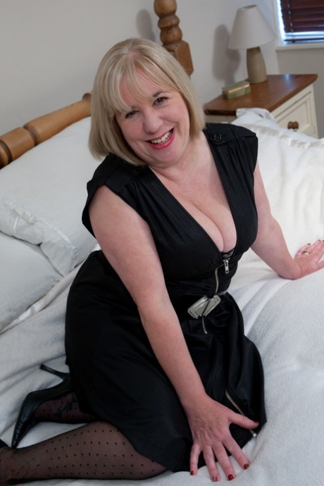 Auntie Trisha free pornstar picture