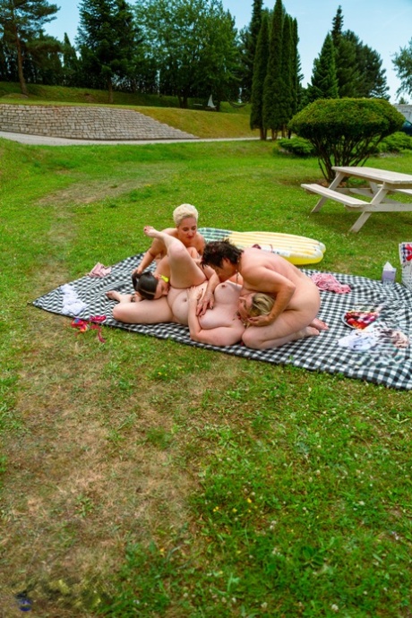 おばあちゃんのグループセックス 可愛い 写真