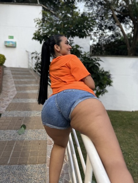 kurvet brunette fri nøgen Foto