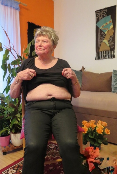 gammel tyk bedstemor nøgen varm billeder