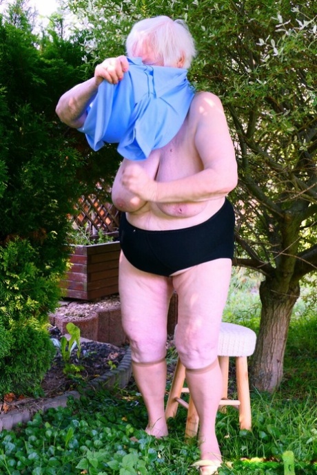 babičky s povislými prsy špičkové hd fotografie