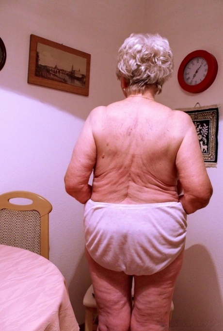 bedstemor bøjede sig forover eksklusiv xxx billeder