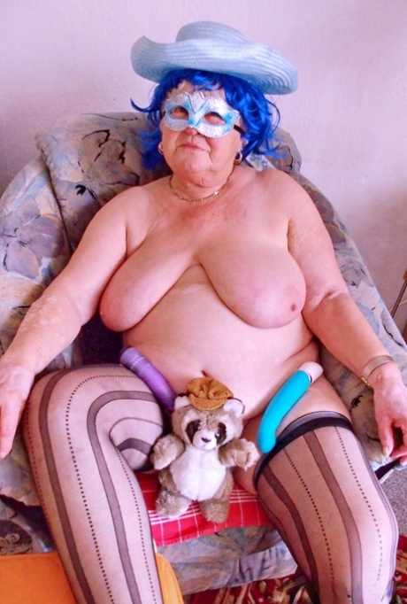 büyükanne sarkık memeler seksi fotoğraf