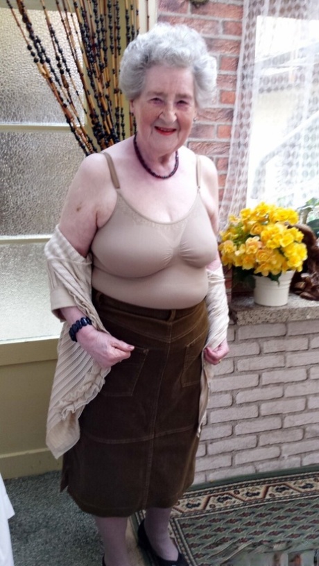 dienstmeisjeslingerie top pornografisch afbeeldingen