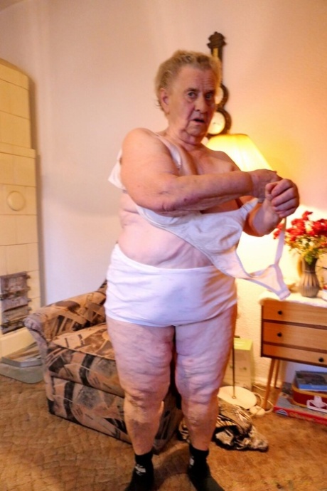 mormor avklädning naken bilder