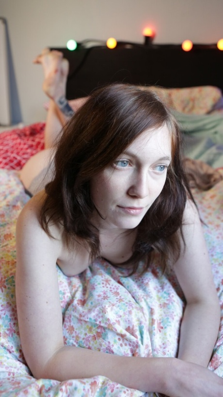 brunette blå øyne erotisk kunst galleri