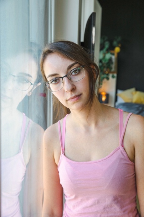 brunette glasses hd img