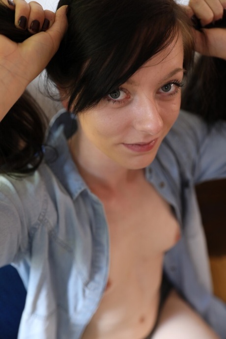 Selfie mit kleinen Titten hübsche nacktheit fotos