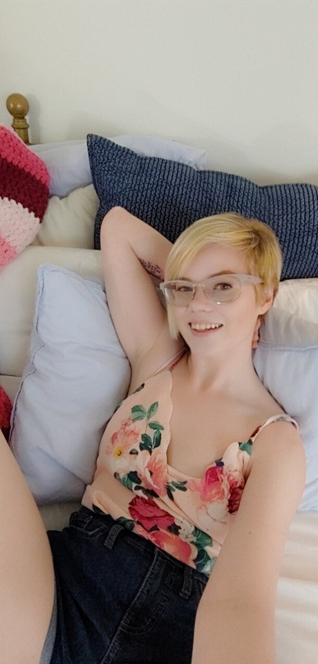 short hair glasses nude pic