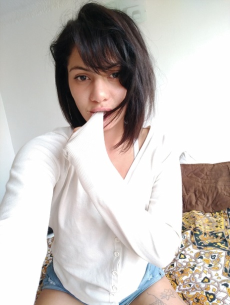 brunette mom hot nude picture