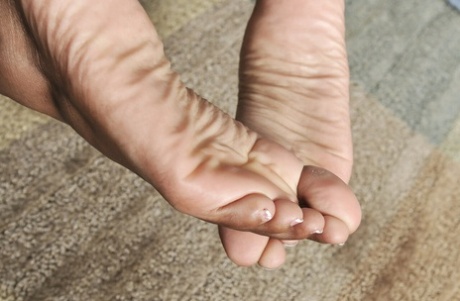 hairy pussy feet free nude photo
