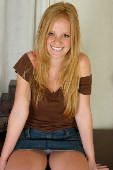 blonde skirt beautiful xxx pictures