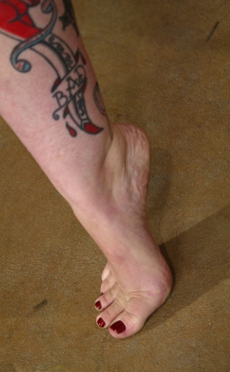 fat feet sexy nude picture
