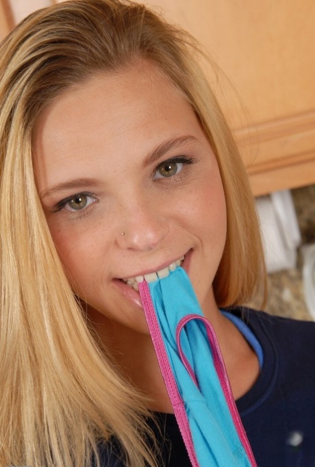 kleiner Teenager perfekte schöne fotos