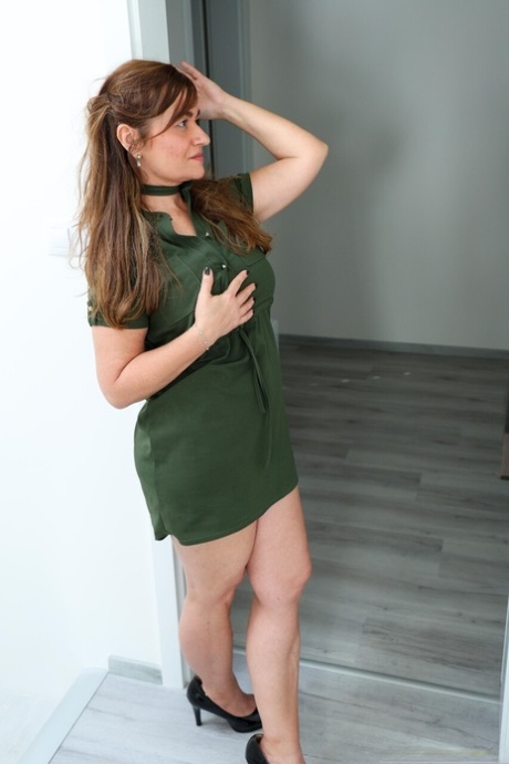 mature slut hot nude photo