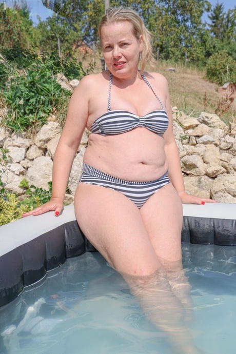 bikini de milf arriba xxx foto