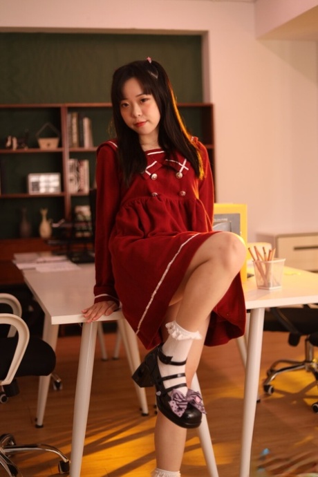 亚洲女学生 熱辣裸體 圖片