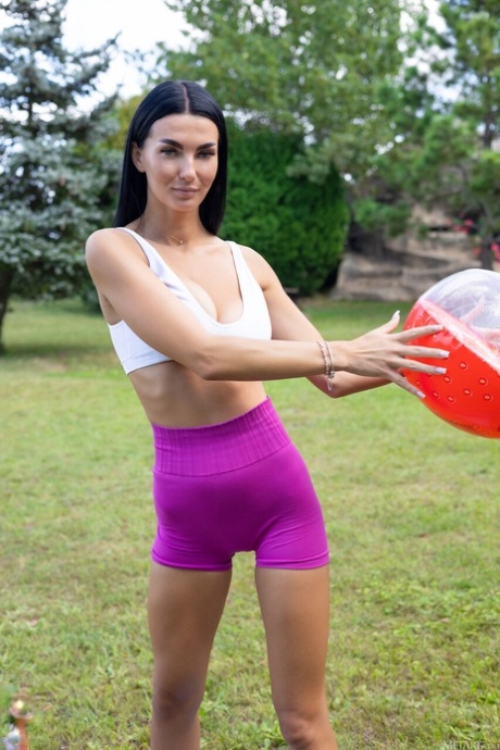 fitness model seksi gole slike