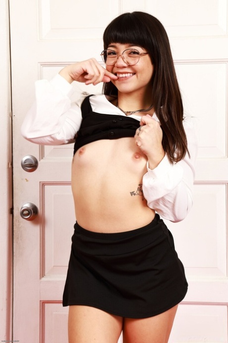 adolescente asiática delgada exclusivo foto