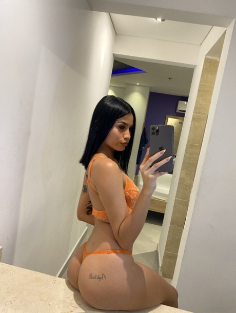 piernas peludas hermosos desnudos archivo