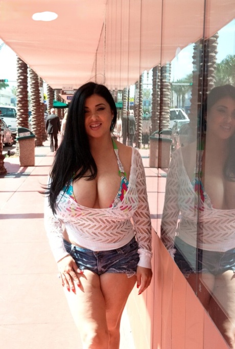tetas grandes en público exclusivo gratis foto