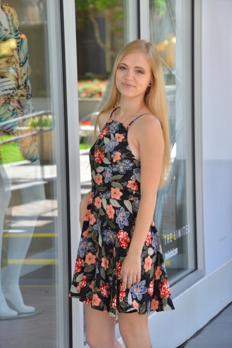 pequeña rubia porno galerías
