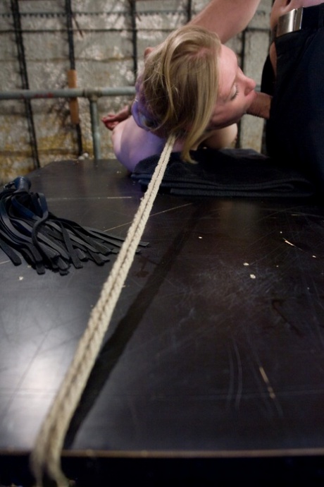 blonde deepthroat naakten gratis verzameling