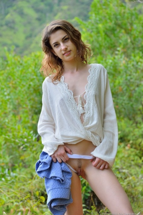 sitna tinejdžerska pička vruća gola slike