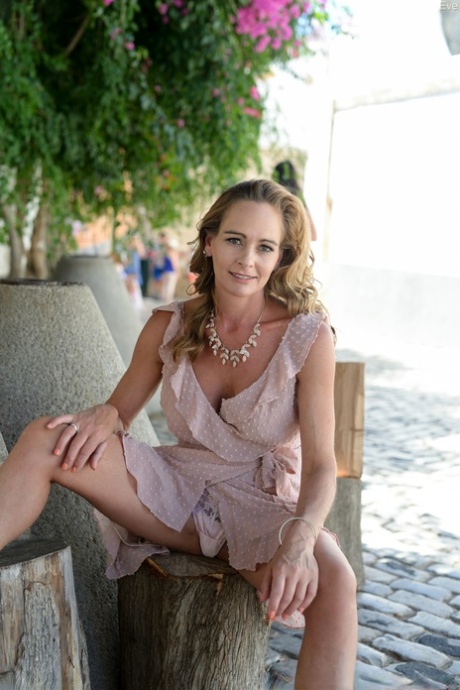 Elegant Eve nude actress images